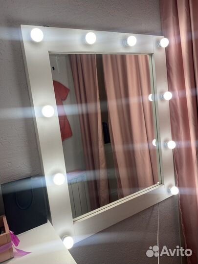 Гримерное зеркало с лампочками