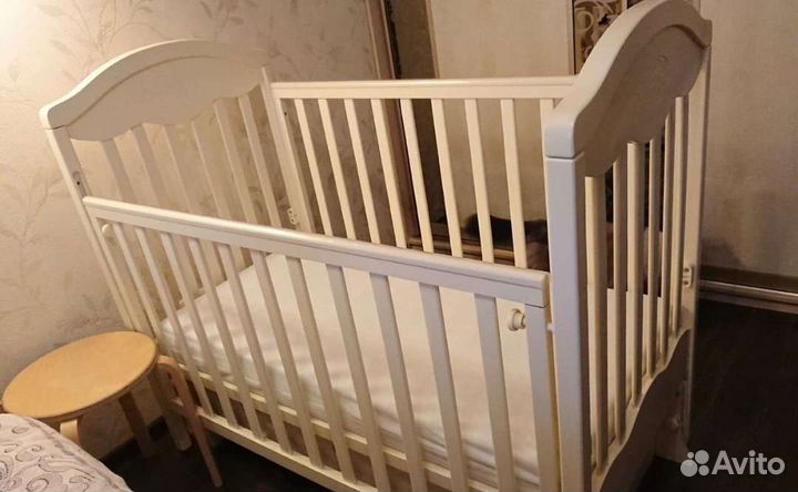 Детская кроватка с маятником и ящиком для белья