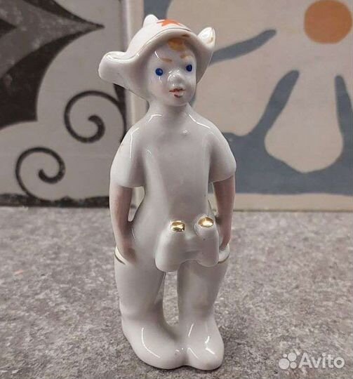 Фарфоровая статуэтка Юный буденовец