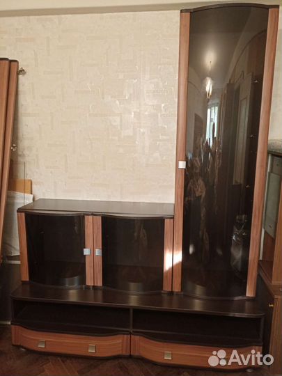 Тумба под тв с двумя витринами