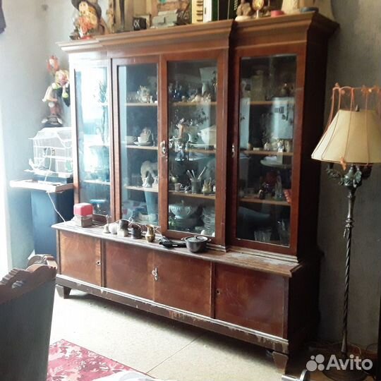 Старинный книжный шкаф или посудный