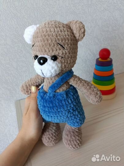Вязаный мишка в штанишках