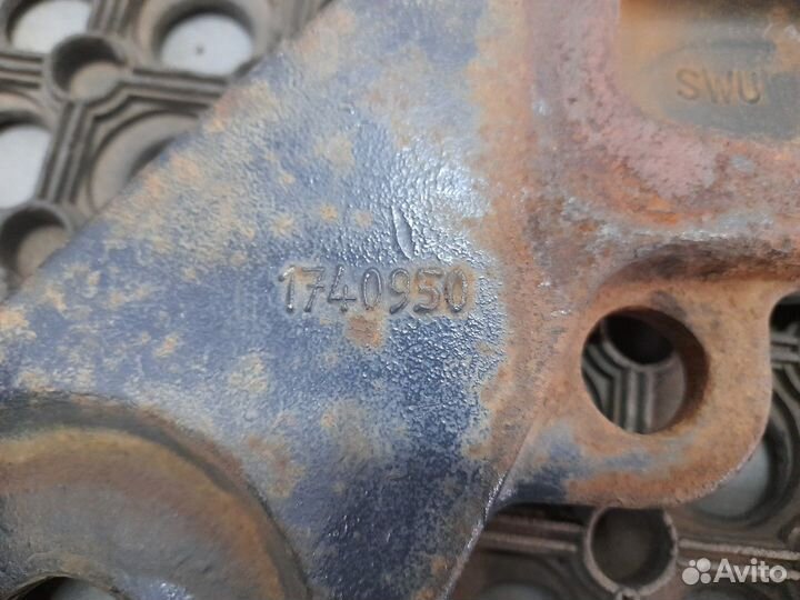 Кронштейн амортизатора левый