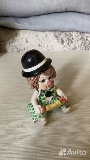 Фарфоровая статуэтка «Клоун с гармошкой»