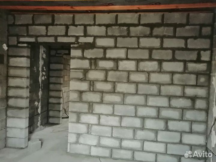 Бригада строителей каменщики