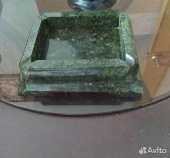 Пепельница из уральского камня малахит