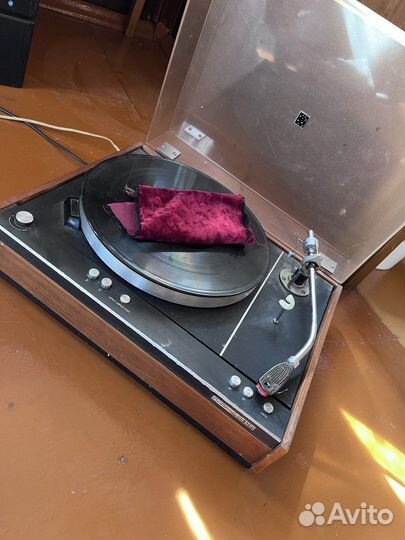 Проигрыватель виниловых пластинок