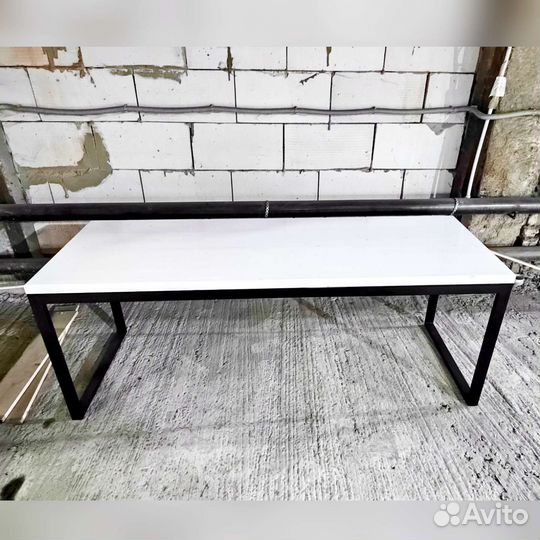 Компьютерный стол белый в стиле лофт