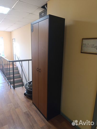 Шкаф распашной с полками