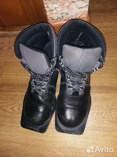 Лыжи, палки и ботинки