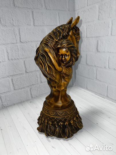 Деревянная статуэтка