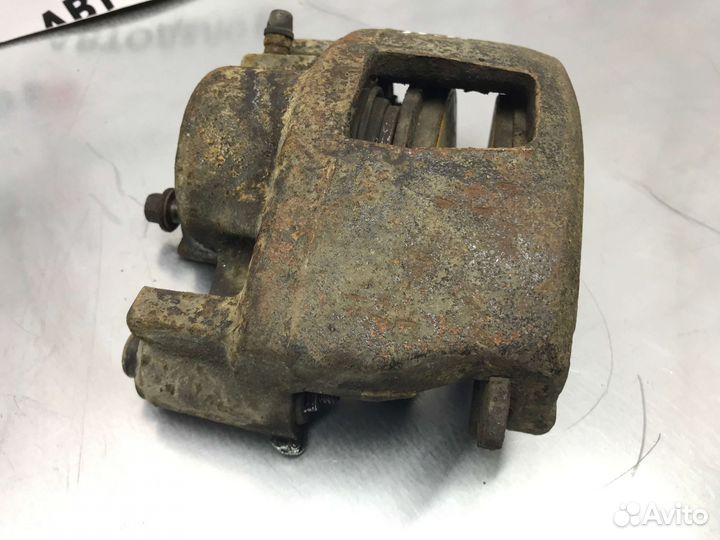 Суппорт передний правый Chevrolet Corsica 1993 г.в