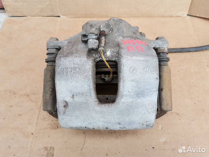 Суппорт тормозной правый передний A2044212681 Merc
