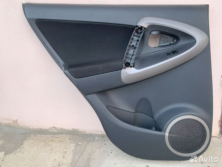 Обивка задней левой двери RAV 4 2011г. 3