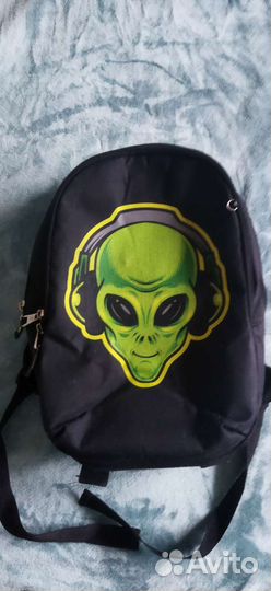 Рюкзак с крутым ярким мерчем и зарядником