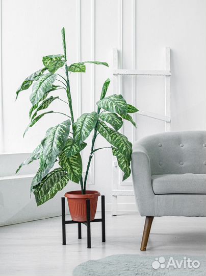 Металлическая полка для цветов