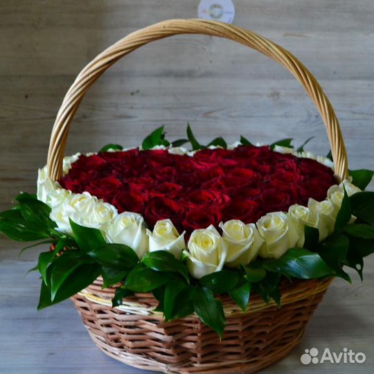 Цветы в корзине