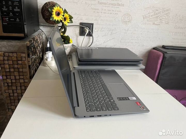 Как новенький с тонкими рамками Ryzen 8гб SSD