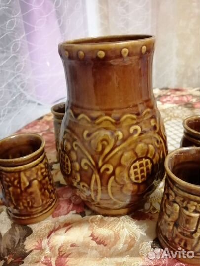 Кувшин с чашками