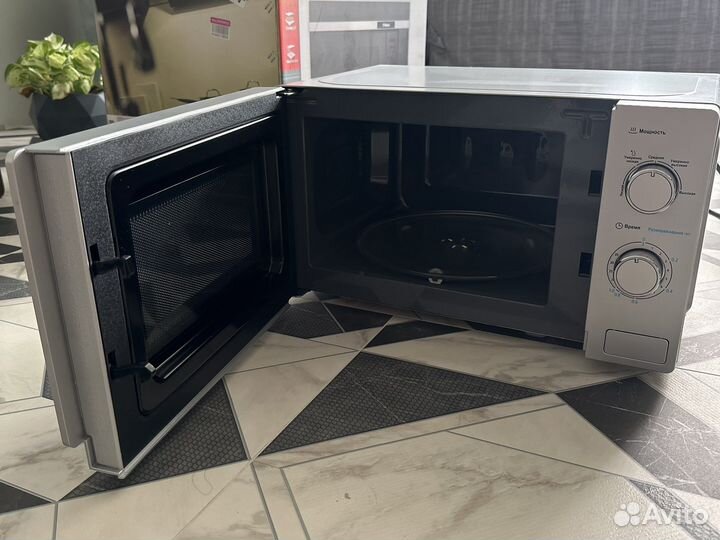 Микроволновая печь соло Midea MM720C4E-S