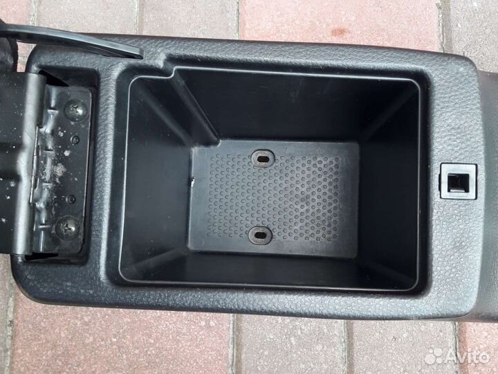 Подлокотник Mitsubishi lancer 9