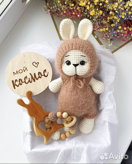 Бокс для новорожденных, пинетки, вязаный зайка