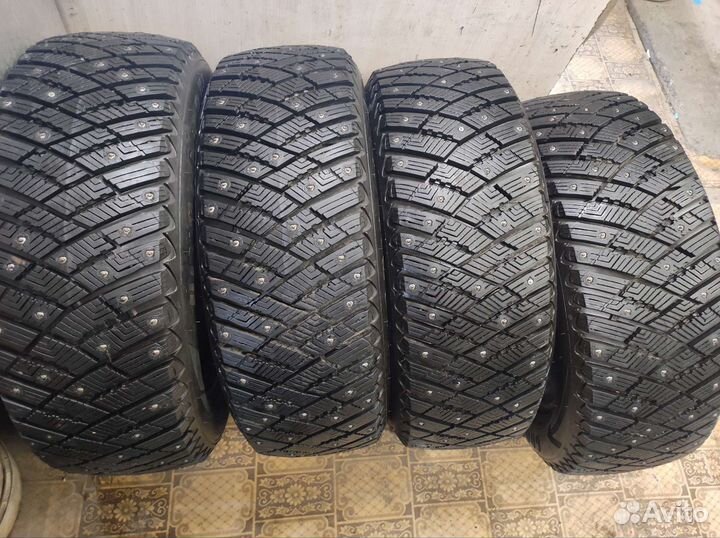Goodyear Ultragrip Ice Arctic 215/60 R16