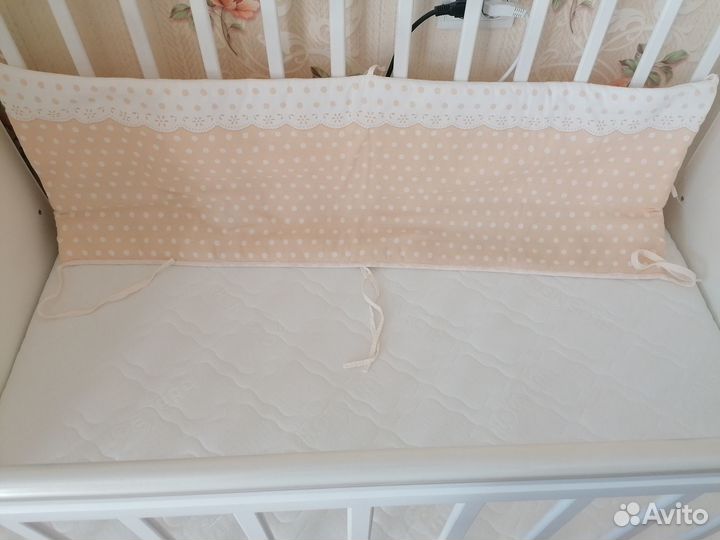 Детская кроватка с маятником