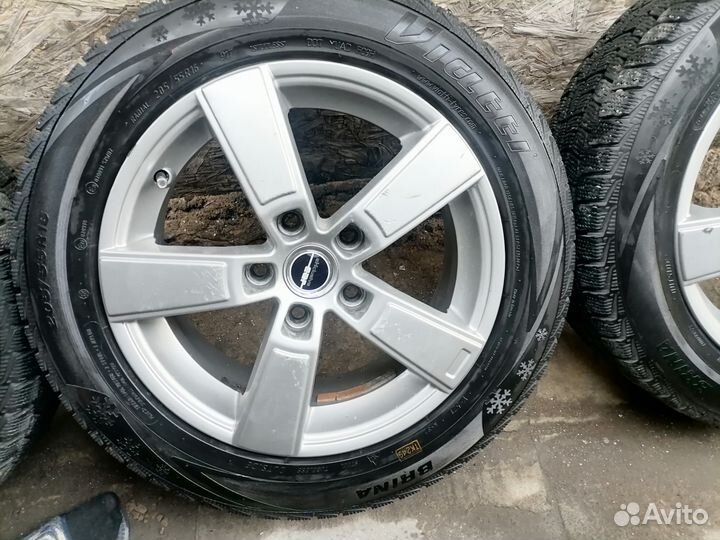 Продам комплект зимних колёс на литых дисках