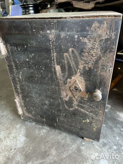 Сейф металлический