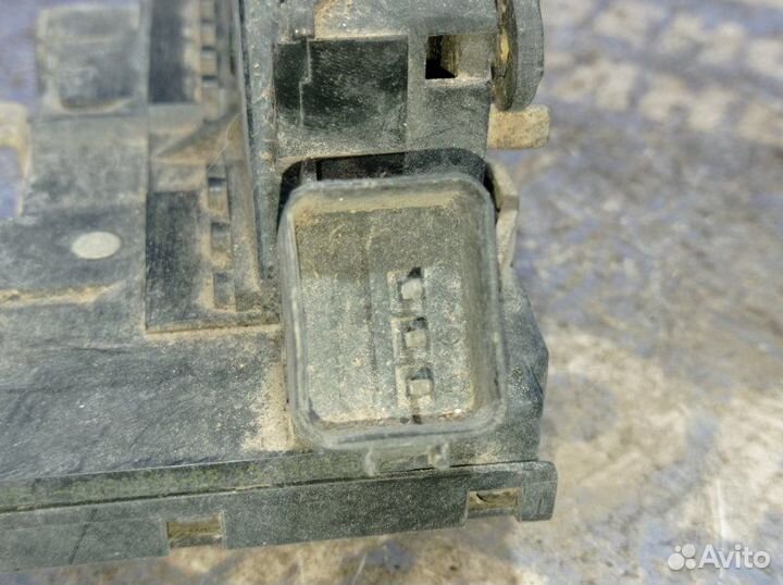 Задний правый замок двери Ford Focus 1 седан 2002