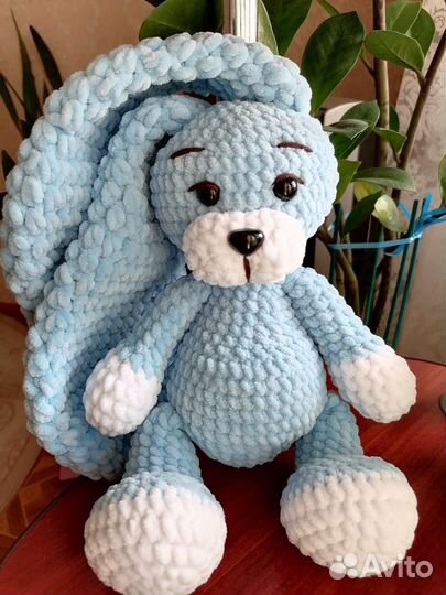 Плюшевый заяц вязаный