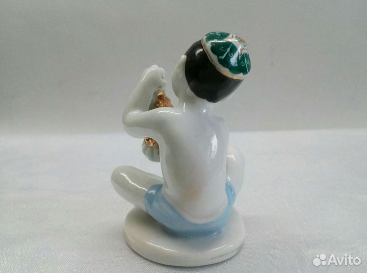 Фарфоровая статуэтка Мальчик с виноградом лфз