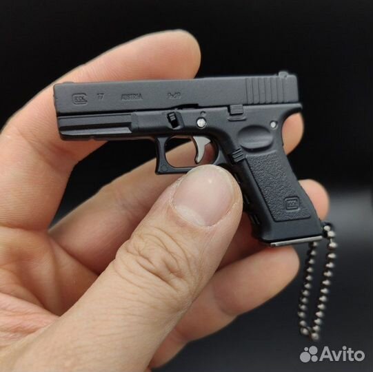 Брелок glock 17 черный разборный масштаб 3:1