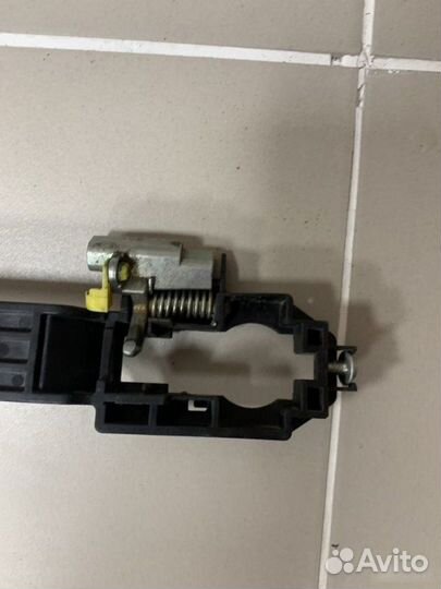 Кронштейн ручки двери Mitsubishi Pajero Sport