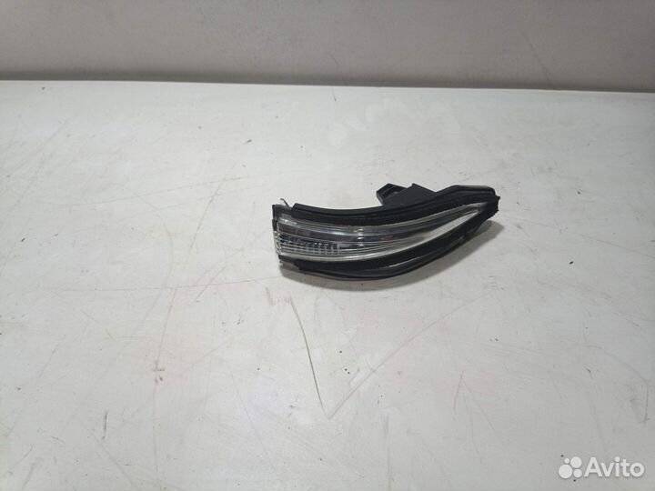 Повторитель поворота в зеркало Toyota RAV4 40