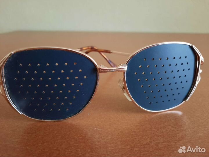 Очки с перфорацией