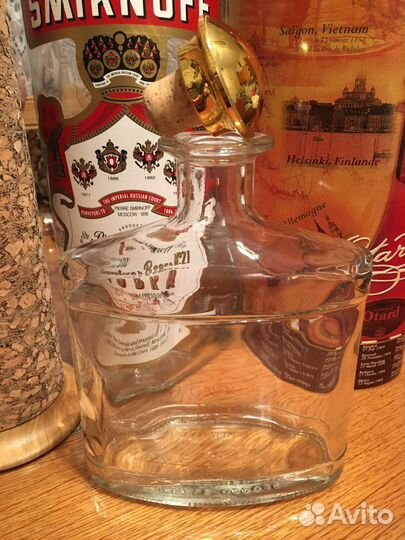 Бутылки и коробки из-под алкоголя