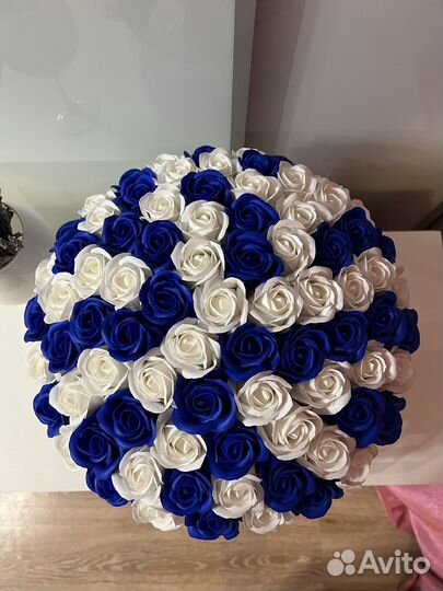 Букет 81 и 101 синие и белые мыльные розы