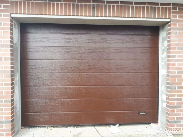 Гаражные секционные ворота под ключ