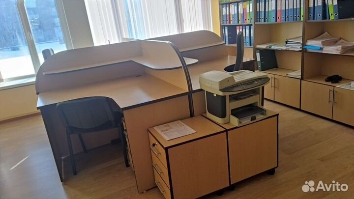 Офисная мебель (столы, шкафы, тумбы, диван)