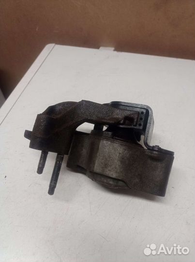 Опора двигателя правая Toyota Prius 20