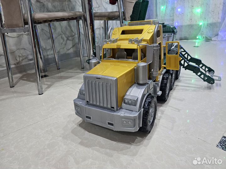 Грузовик большой с контейнерами