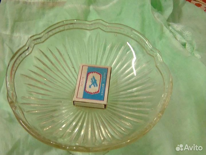 Ваза для фруктов на ножке стекло белая