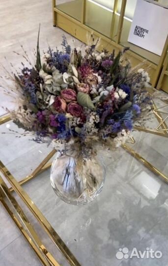 Сухоцветы розы с гортензией в шляпной коробке