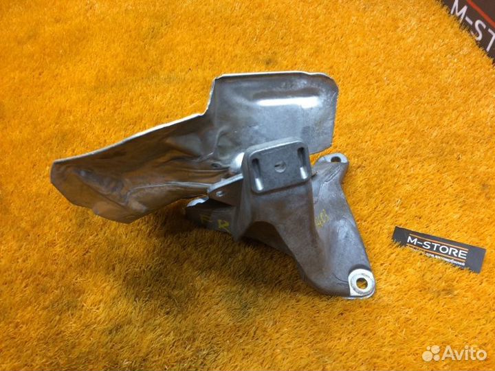 Кронштейн подушки двигателя правый Audi A4 B7/8E