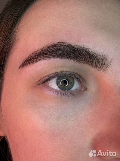 Модель на брови