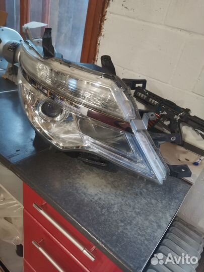 Фара передняя правая Ниссан Серена