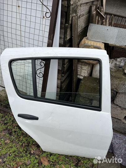 Задняя правая дверь Renault Sandero степвей
