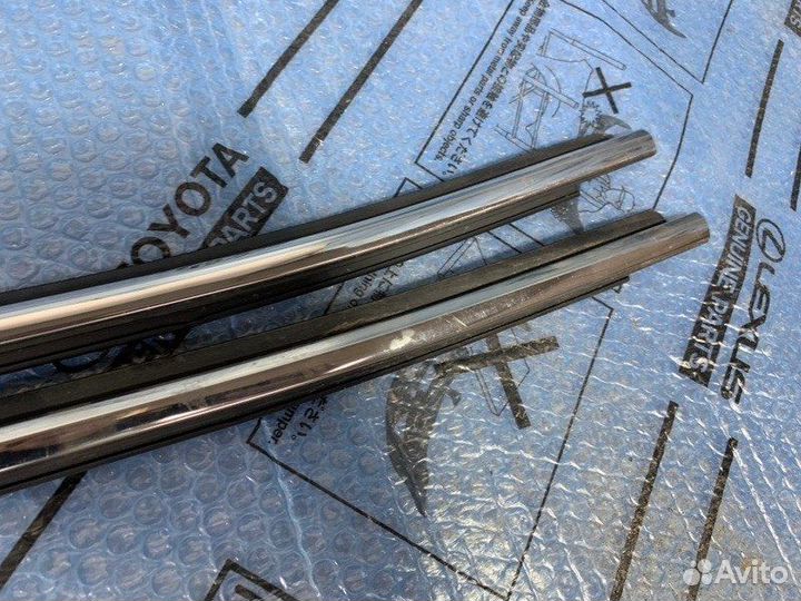 Молдинг стекла Toyota Fortuner